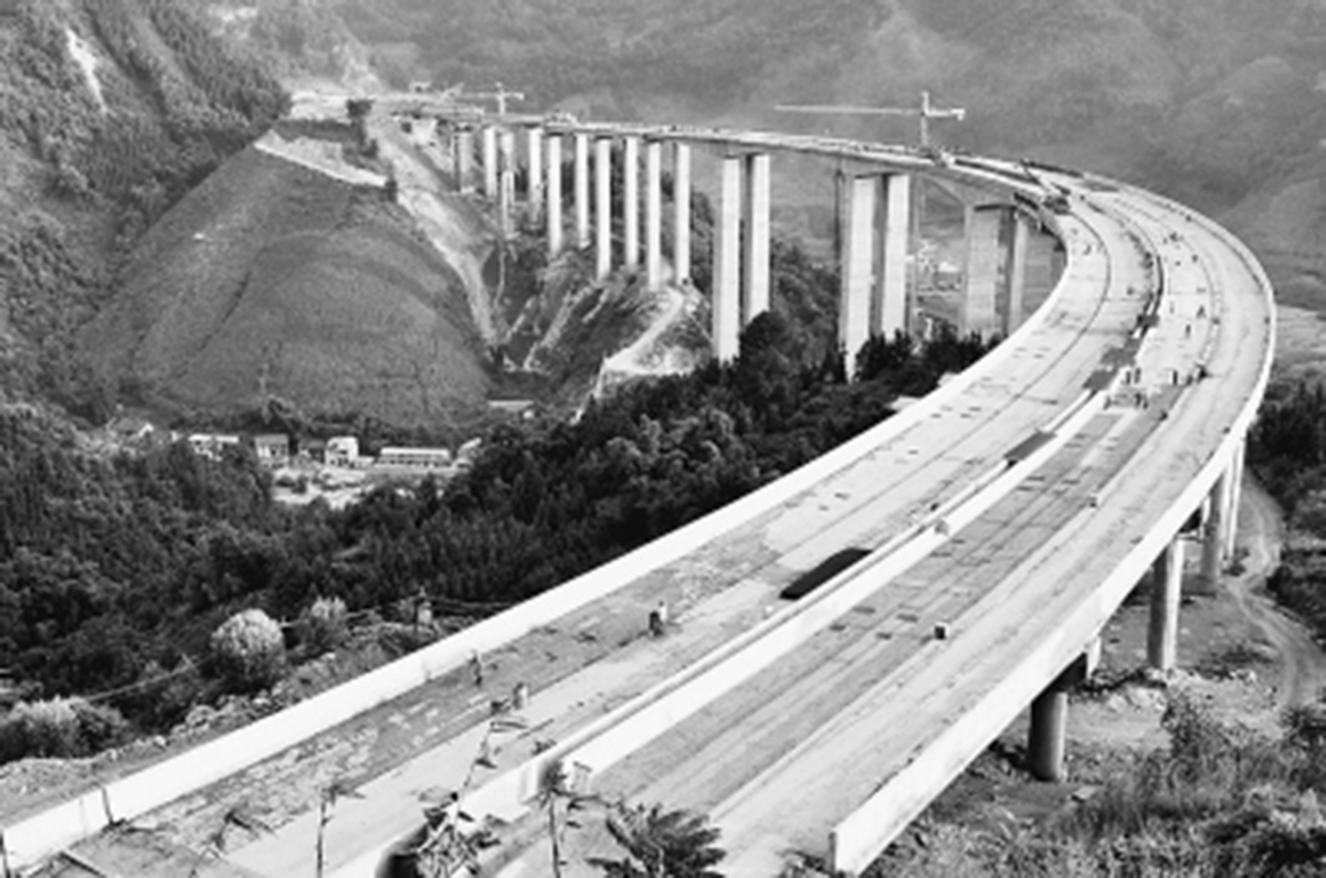 　　俯瞰建設(shè)中的拉會(huì)高架大橋，“C”字形蔚為壯觀。.jpg